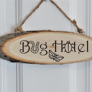 Bug Hotel - Targhe/Insegne personalizzate da appendere alla porta con fetta di tronco. Un regalo unico!