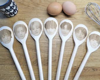 BTS Koreaanse popband's gezichten gegraveerd op houten lepels (30 cm). Jin, Suga, J-Hope, RM, Jimin, V en Jungkook. AKA kogelvrije padvinders.