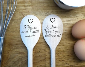 Scherz Holzlöffel- Paar Geschenk- 5 Jahre Jubiläum Geschenk. Einzigartiges Geschenk für Ehepaar, Geschenk für Sie oder Ihn, Frau, Mann