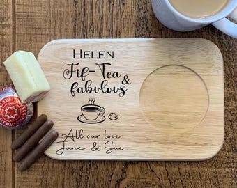 Tábua de chá e biscoitos personalizada em madeira maciça para o 50º aniversário (Fif-Tea), com suporte para caneca.