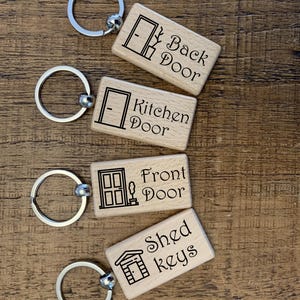 Chave de Porta - Chaveiro retangular de madeira maciça personalizado e gravado para sua casa. Porta da frente/trás, garagem, oficina, pátio, portão - imagem incluída