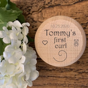 Caja de recuerdos para el primer corte de pelo del bebé, idea de regalo de madera personalizada y recuerdo para padres y abuelos, regalo de bautizo con el primer rizo grabado.