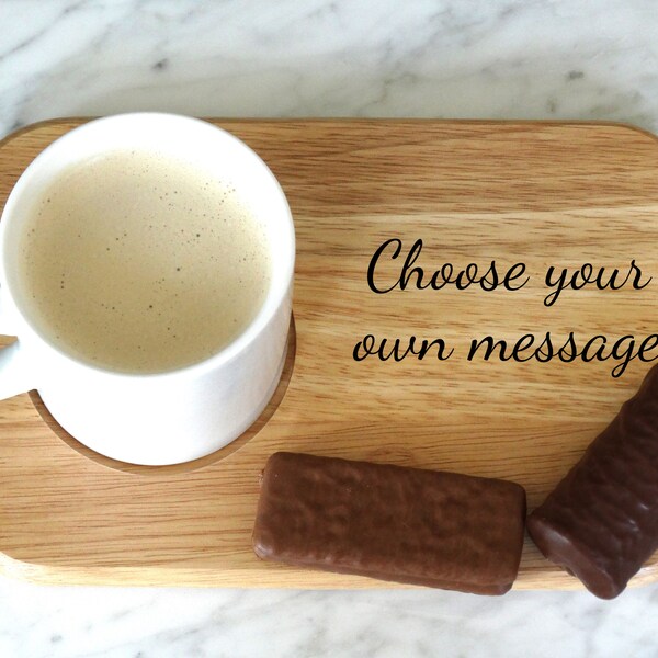 Planche de service magnifiquement personnalisée pour thé et biscuits, café et biscuits, lait et muffins. Choisissez votre propre message.