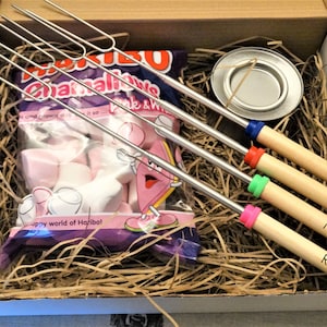 Personalised Marshmallow Roasting Kit. Engraved Telescopic S&#39;more Sticks + Marshmallows + Reusable Burner Fuel Gel Tin + Presentation Box.