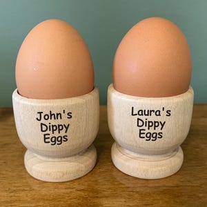 お子様へのパーソナライズされた木製エッグカップギフトアイデア。名前と「Dippy Eggs」の刻印入り。誕生日、イースター、クリスマス、母の日/父の日