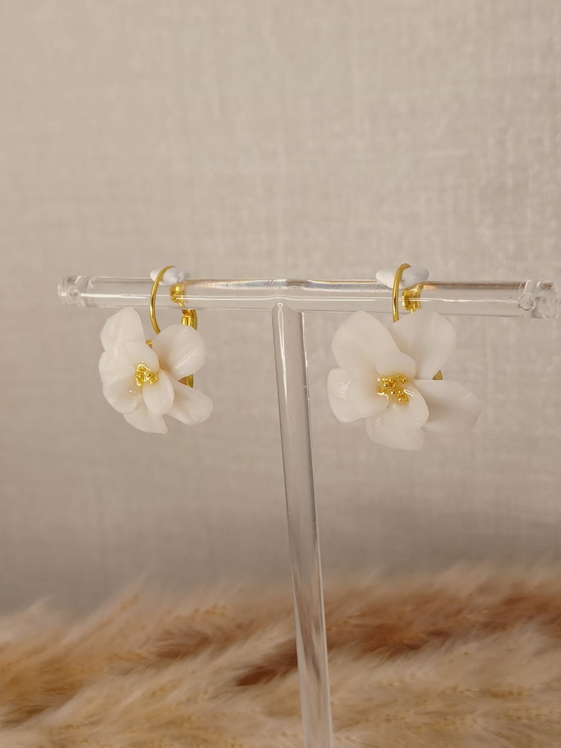 Blommor Handgjorda örhängen i polymerlera. Biały