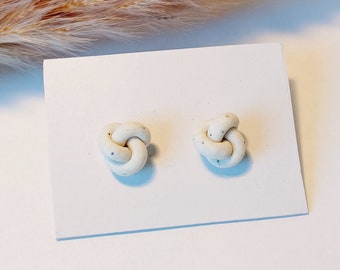 Knutar i olika färger! Stilrena örhängen i polymerlera. Knots! Stylish earrings in polymer clay