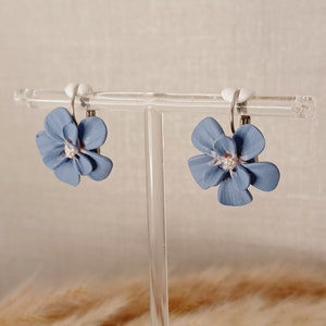 Blommor Handgjorda örhängen i polymerlera. Niebieski