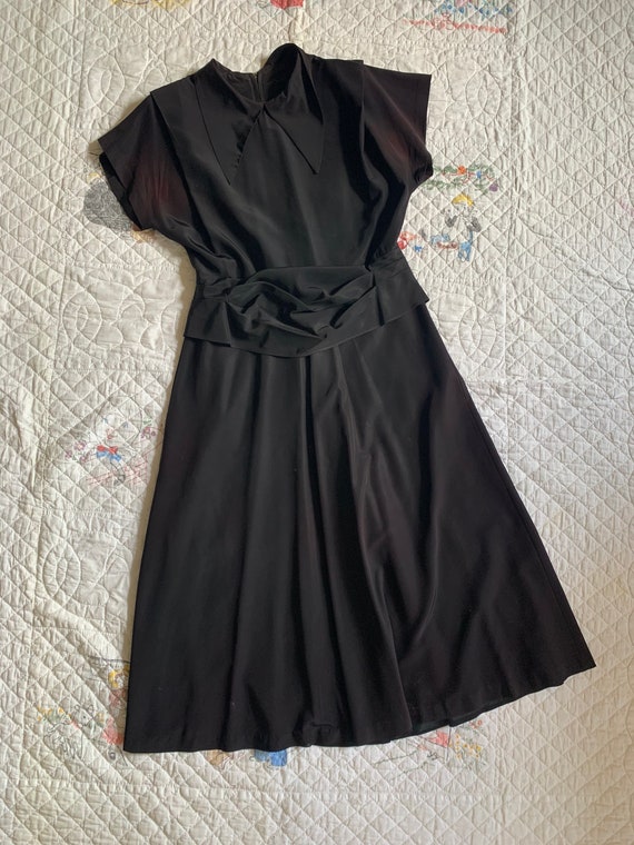Vintage 1930s- 1940s Black Satin Spear Point Colla