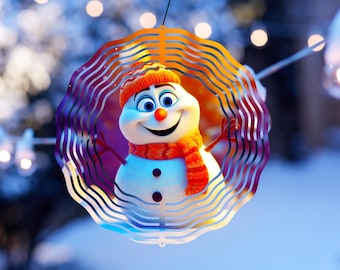 Könnte beinhalten: Ein Schneemann-Windrad mit einem lächelnden Schneemann-Charakter, der einen orangefarbenen Hut und Schal trägt. Der Schneemann befindet sich in einem dekorativen, wellenförmigen Metallrahmen mit Farbverlauf. Der Hintergrund ist eine verschwommene Winterszene mit Lichterketten.