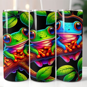 Puede incluir: Tres ilustraciones de ranas coloridas sobre un fondo negro con hojas verdes. Las ranas están sentadas en una rama con las patas extendidas. Las ranas son verdes, azules y rosas con acentos rojos.