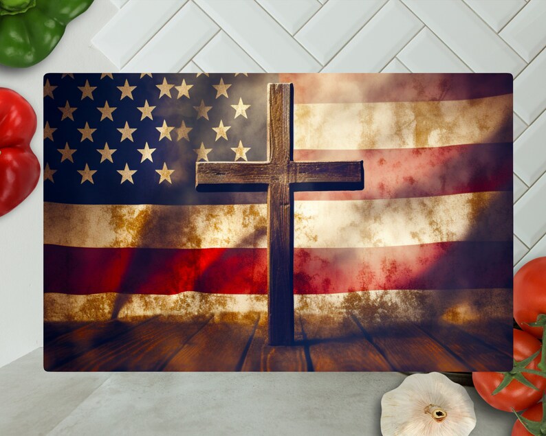 Peut inclure: Une croix en bois se dresse devant un drapeau am&eacute;ricain d&eacute;lav&eacute;. Le drapeau est drap&eacute; sur une surface en bois. La croix est brune et a un aspect vieilli.