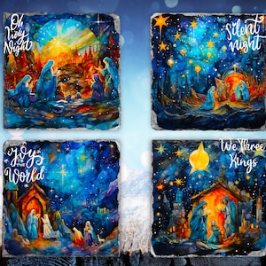Puede incluir: Conjunto de cuatro posavasos cuadrados con pinturas de acuarela de la escena de la natividad con diferentes textos navideños. Los posavasos presentan una combinación de colores azul y dorado con un fondo de cielo estrellado. El texto en los posavasos dice "Oh Holy Night", "Silent Night", "Joy to the World", y "We Three Kings".