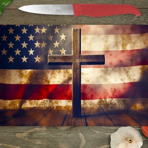 Peut inclure: Une croix en bois est superpos&eacute;e &agrave; un drapeau am&eacute;ricain d&eacute;lav&eacute;. Le drapeau est drap&eacute; sur une surface en bois. L'image a un aspect vintage et vieilli.
