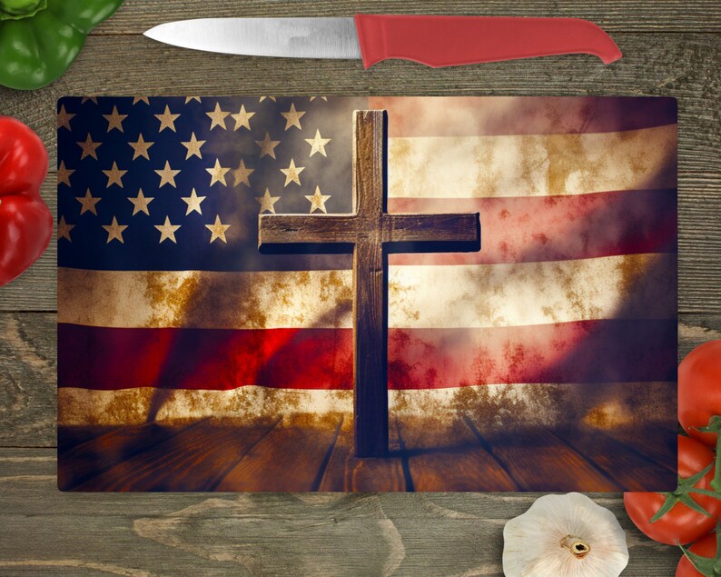 Peut inclure: Une croix en bois est superpos&eacute;e &agrave; un drapeau am&eacute;ricain d&eacute;lav&eacute;. Le drapeau est drap&eacute; sur une surface en bois. L'image a un aspect vintage et vieilli.
