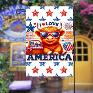 Peut inclure: Un drapeau de jardin avec une vache des Highlands de dessin animé portant des lunettes de soleil et tenant un panier de feux d'artifice et un ballon. Le drapeau est blanc avec des étoiles rouges, blanches et bleues et le texte "I Love America".