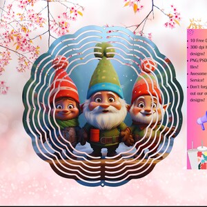 Puede incluir: Un molinillo de viento circular de metal con un diseño de tres gnomos en una escena de invierno. Los gnomos llevan sombreros rojos, verdes y azules y tienen barbas blancas. El fondo es azul claro con copos de nieve.