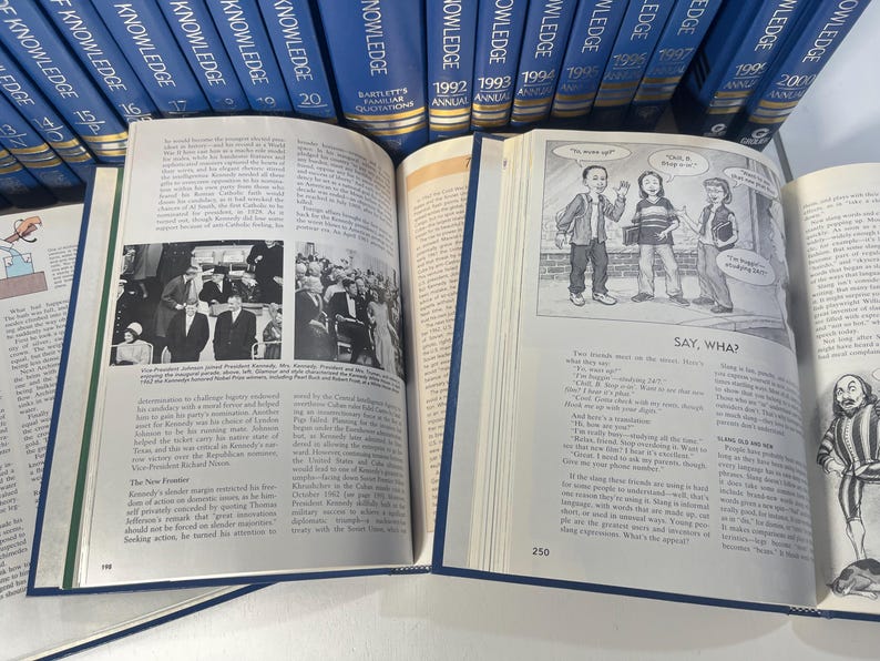 Może przedstawiać: Otwarta książka z czarno-białymi ilustracjami i tekstem. Jest częścią kolekcji niebieskich książek w twardej oprawie zatytułowanych "Knowledge". Strony zawierają obrazy i tekst.