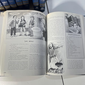 Może przedstawiać: Otwarta książka z ilustracjami i tekstem. Lewa strona zawiera kresk&oacute;wkę z trzema osobami z dymkami i tekstem "SAY, WHA?". Prawa strona zawiera rysunek osoby trzymającej flagę i tekst "Slang Around America".