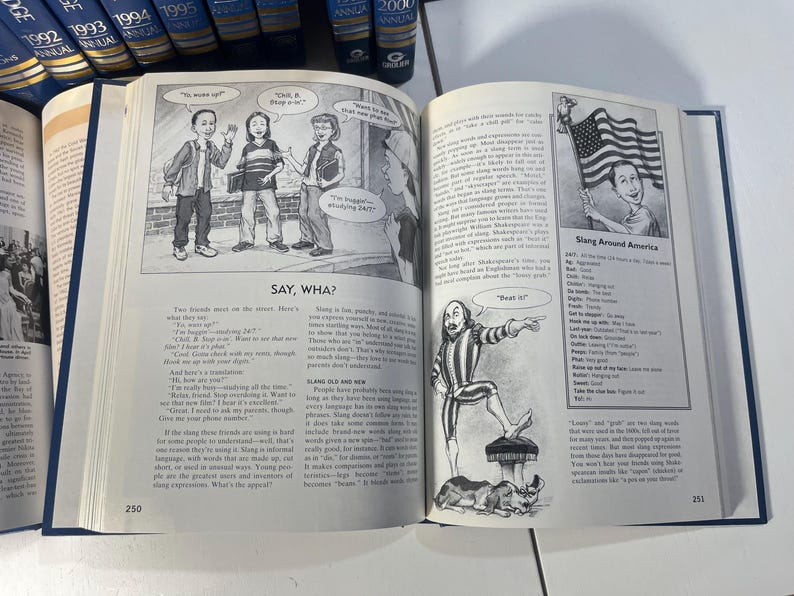 Może przedstawiać: Otwarta książka z ilustracjami i tekstem. Lewa strona zawiera kresk&oacute;wkę z trzema osobami z dymkami i tekstem "SAY, WHA?". Prawa strona zawiera rysunek osoby trzymającej flagę i tekst "Slang Around America".