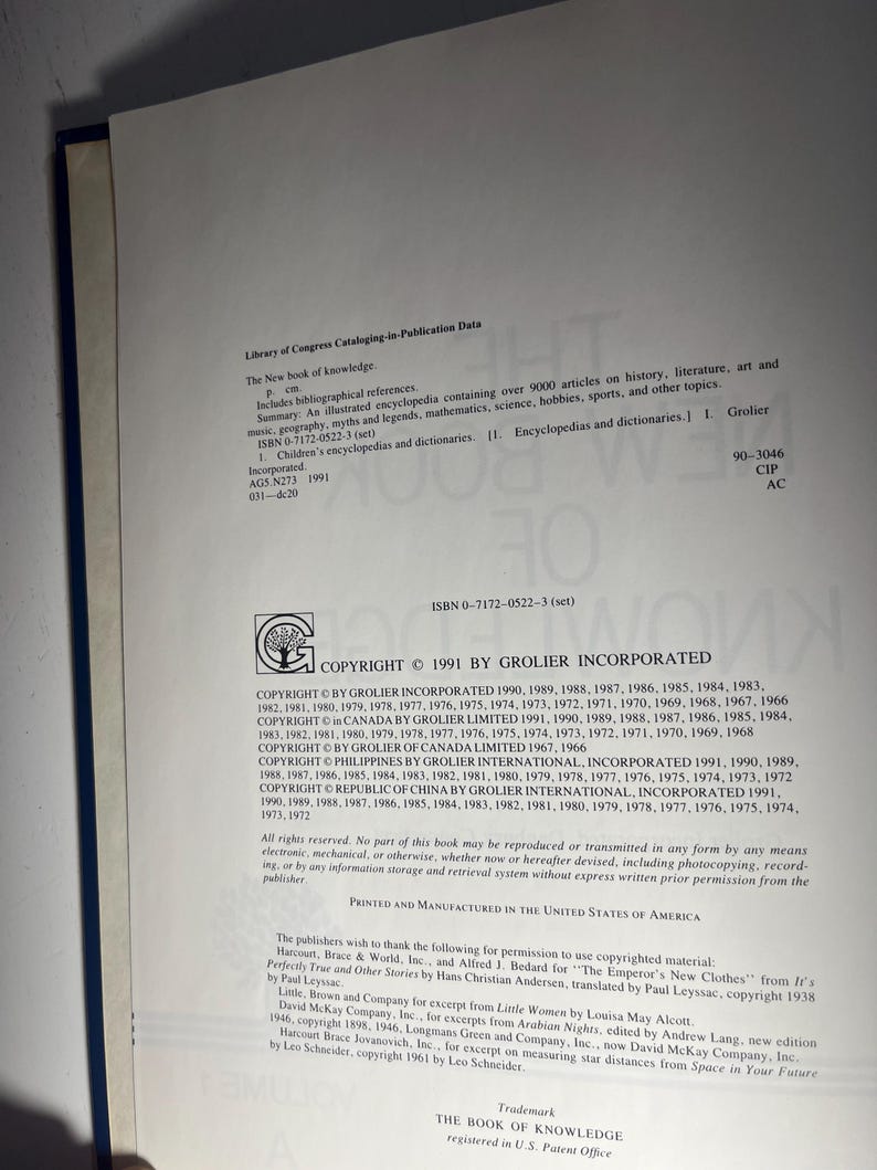 Może przedstawiać: Otwarta strona książki z tekstem z encyklopedii "The New Book of Knowledge". Strona zawiera informacje o prawach autorskich, dane katalogowe Biblioteki Kongresu i podsumowanie.