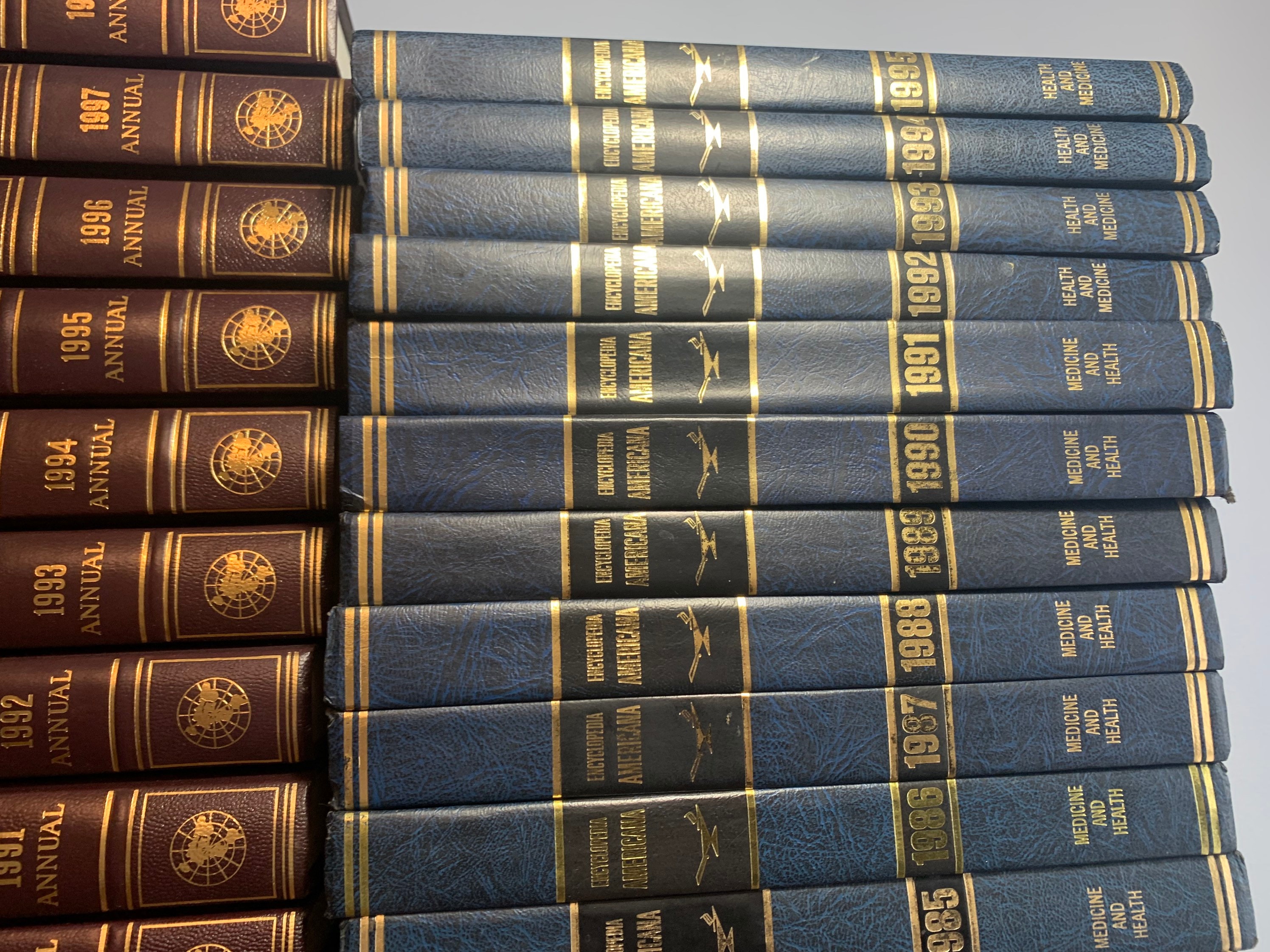 百科事典、エンサイクロペディア、アメリカーナのシリーズが30冊