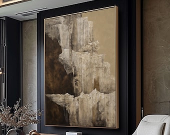 Könnte beinhalten: Ein modernes Wohnzimmer-Interieur mit einem großen abstrakten Gemälde in Braun- und Weißtönen, das an einer schwarzen Wand hängt. Das Gemälde befindet sich über einem dunklen Holzregal mit Büchern und einem Dekorationsobjekt. Ein weißer Sessel mit einem passenden Hocker steht vor dem Gemälde. Ein Couchtisch mit einer Marmorplatte steht in der Mitte des Raumes.