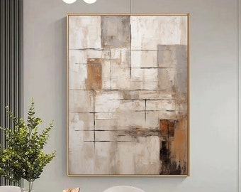 Könnte beinhalten: Abstraktes Gemälde mit geometrischem Design in Braun-, Beige- und Weißtönen. Das Gemälde ist in einem goldenen Rahmen gerahmt und hängt an einer weißen Wand.