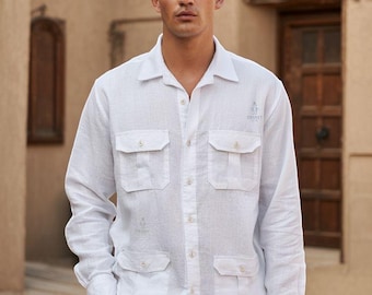 Camisa masculina de linho com quatro bolsos, ideal para férias de verão.