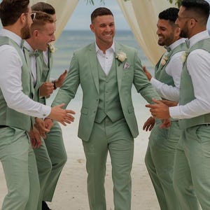 Trzyczęściowy garnitur w kolorze szałwiowej zieleni: Garnitur ślubny z wyciętymi klapami