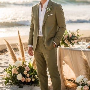 新郎の付添い人用結婚式オリーブグリーン リネン 2 ピース スーツ フラップ ポケット付き 男性用 夏の結婚式、セレモニー、男性用カジュアル リネン スーツ。