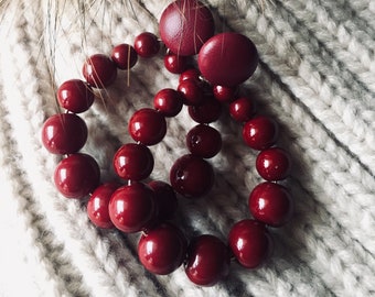 Belles boucles d'oreilles en perles de couleur bordeaux faites à la main