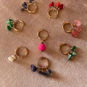 Mini - Boucles im Sezane - Stil . Mini Creolen mit natürlichen Halbedelsteinen.Carla Ohrringe.Edelstahl Mini Creolen.Viele Anhänger verfügbar