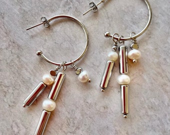 Boucles d'oreilles faites à la main en perles de pierre de sang argentées. Cadeau pour elle. Chic élégant