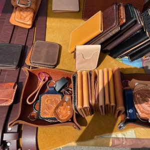 Pedidos personalizados y personalizados: carteras de cuero, monederos, cuadernos, fundas, llaveros, diarios, marcapáginas. Portadas de la Biblia, cinturones, álbumes.