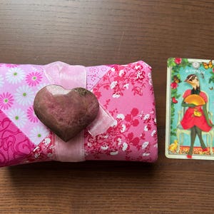 Telo per tarocchi, tessuto per tarocchi e tessuto per lettura per mazzi di tarocchi o oracoli, design trapuntato rosa, fatto a mano nel Regno Unito, regali per tarocchi, regali per oracoli