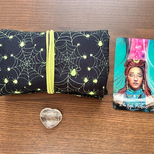 Tarot Wrap, avvolgere il panno dei tarocchi e il panno di lettura. Neon Spiders cobweb design Tarot wrap & spread cloth, regali di tarocchi fatti a mano nel Regno Unito