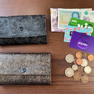 Damen Geldbörse, mit Reißverschluss- Münzfach, Kartenfächern, Schein- und Bonfach, Kunstleder und Baumwollstoff, Druckknopfverschluss, handgefertigt in Großbritannien
