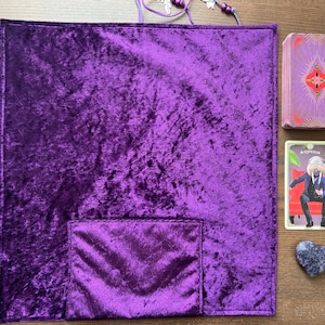 Telo avvolgente per tarocchi in velluto, tessuto avvolgente per tarocchi, tessuto per lettura per tarocchi o mazzi di oracoli, velluto viola e design con piume, regali di tarocchi fatti a mano nel Regno Unito
