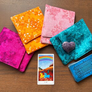 Tarot Beutel, Energieschutzhülle für Orakel-, Tarot- oder Engelkarten, Ranken- oder Blumenstoff in 4 Farben, handgefertigt in England