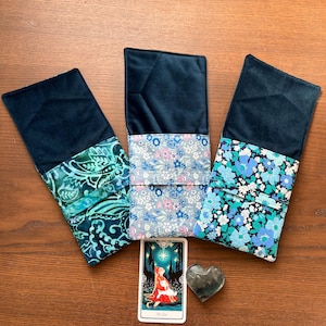 Étui de tarot en velours, sac de tarot bleu de luxe, tissu Liberty ou batik, pochette de protection pour oracle ou cartes de tarot, fait main au Royaume-Uni, épais et rembourré