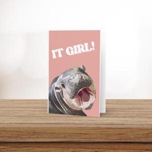 Moo-Deng - It Girl - Grußkarte