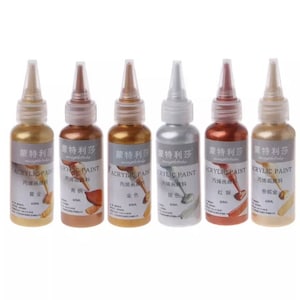 Könnte beinhalten: Sechs Flaschen metallischer Acrylfarbe in verschiedenen Farben, darunter Gold, Silber, Kupfer und Bronze. Jede Flasche hat ein Etikett mit dem Text "蒙特利莎" und "ACRYLIC PAINT" in Chinesisch und Englisch. Die Flaschen sind jeweils 60 ml groß.