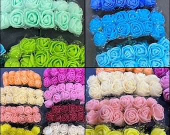 Puede incluir: Surtido de cabezas de flores artificiales en varios colores, incluyendo azul claro, verde, naranja, rosa, rojo, crema y amarillo. Cada cabeza de flor está hecha de espuma y tiene una textura delicada y rizada. Las flores están dispuestas en racimos y son perfectas para proyectos de manualidades.