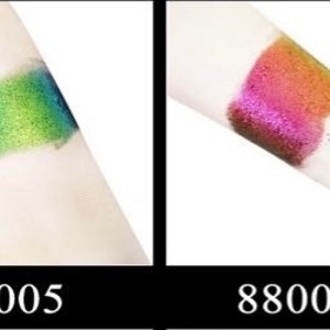 Op de afbeelding: Twee swatches van iriserende glitterpigment op de arm van een persoon. De linker swatch is groen en blauw, en de rechter swatch is roze en goud. De swatches zijn gelabeld met de nummers 88005 en 88006.