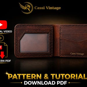 Op de afbeelding: Een bruine leren portemonnee met zichtbare stiksels en een doorzichtig ID-venster. De portemonnee heeft meerdere kaartsleuven en de tekst "Cassi Vintage". De afbeelding bevat ook een YouTube-tutorialvideo-pictogram en een PDF-downloadpictogram met de tekst "Pattern & Tutorial Download PDF".