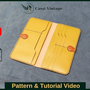 以下が含まれることがあります： 複数のカードスロットとフラップクロージャーを備えた黄色の革財布。財布が開いており、内部が見える。画像には「パターンとチュートリアルビデオ」というテキストが含まれています。