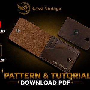 Könnte beinhalten: Ein braunes Lederportemonnaie mit mehreren Kartenfächern, offen zur Anzeige des Innenraums. Ein passender Kartenhalter aus braunem Leder befindet sich neben dem Portemonnaie. Der Text "PATTERN & TUTORIAL DOWNLOAD PDF" wird in Gold angezeigt.