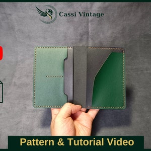 Könnte beinhalten: Ein grüner Leder-Reisepasshalter mit schwarzem Leder-Innenfutter. Der Halter ist geöffnet und das Innere ist sichtbar. Der Halter hat einen genähten Rand und ein Muster aus kleinen Löchern. Das Bild enthält den Text "Pattern & Tutorial Video".
