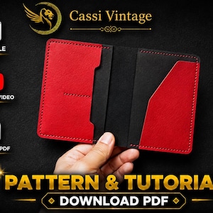 Pode incluir: Uma carteira de couro vermelha e preta com um design de duas dobras. A carteira tem um interior vermelho e um exterior preto, com costuras visíveis. A imagem também inclui o texto "PATTERN & TUTORIAL DOWNLOAD PDF".